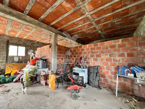 Moradia com terreno em sequeiros – a poucos minutos de torre de moncorvo