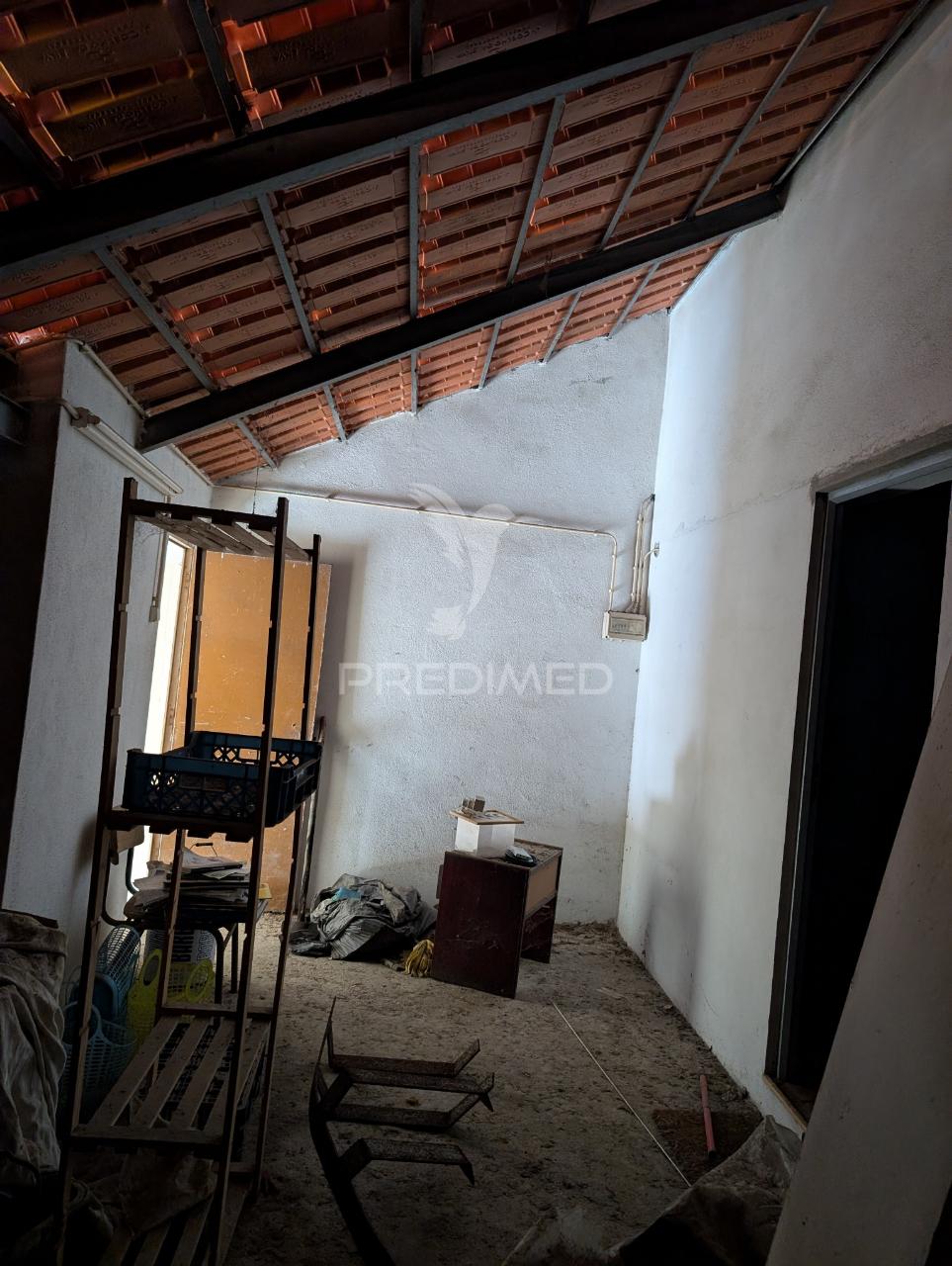 Moradia bi-familiar para reconstrução