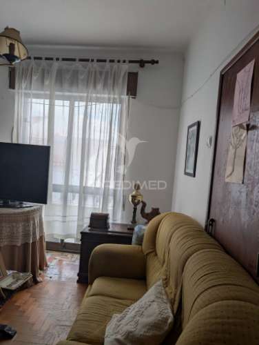 Moradia bi-familiar para reconstrução