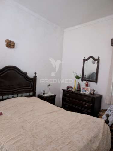 Moradia bi-familiar para reconstrução