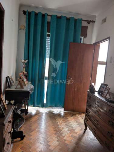 Moradia bi-familiar para reconstrução