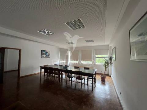 Venda armazém industrial com logradouro, queluz oeiras