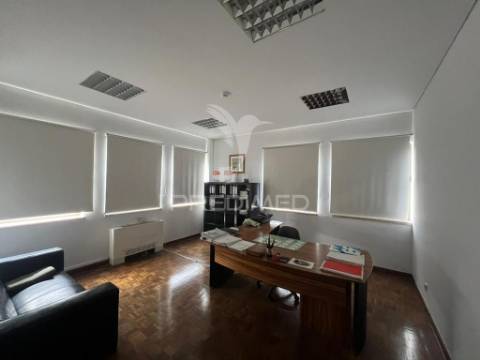 Venda armazém industrial com logradouro, queluz oeiras