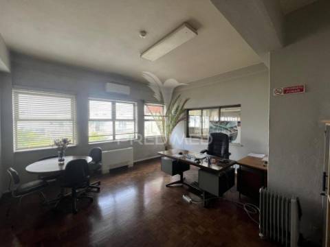 Venda armazém industrial com logradouro, queluz oeiras