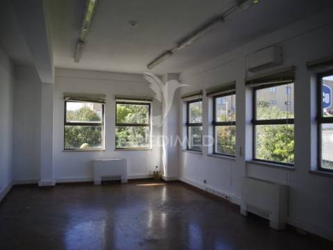 Venda armazém industrial com logradouro, queluz oeiras