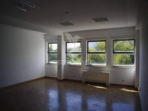 Venda armazém industrial com logradouro, queluz oeiras