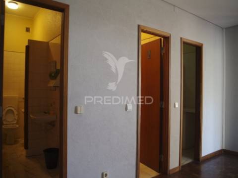 Venda armazém industrial com logradouro, queluz oeiras