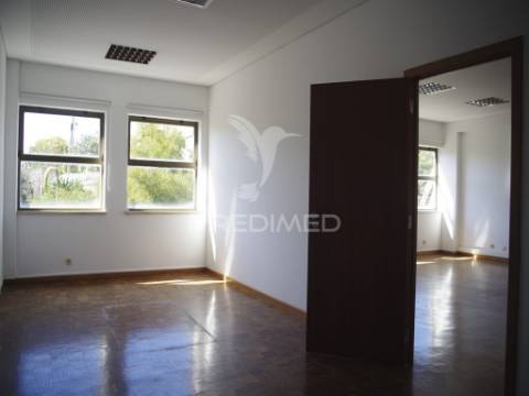 Venda armazém industrial com logradouro, queluz oeiras