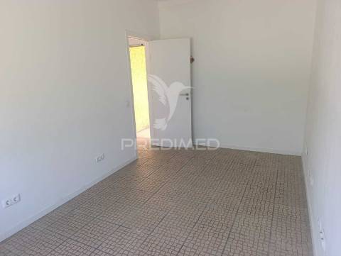 Arrenda-se »» apartamento / loja t1 – r/c  *  zona central de setúbal | elevado movimento