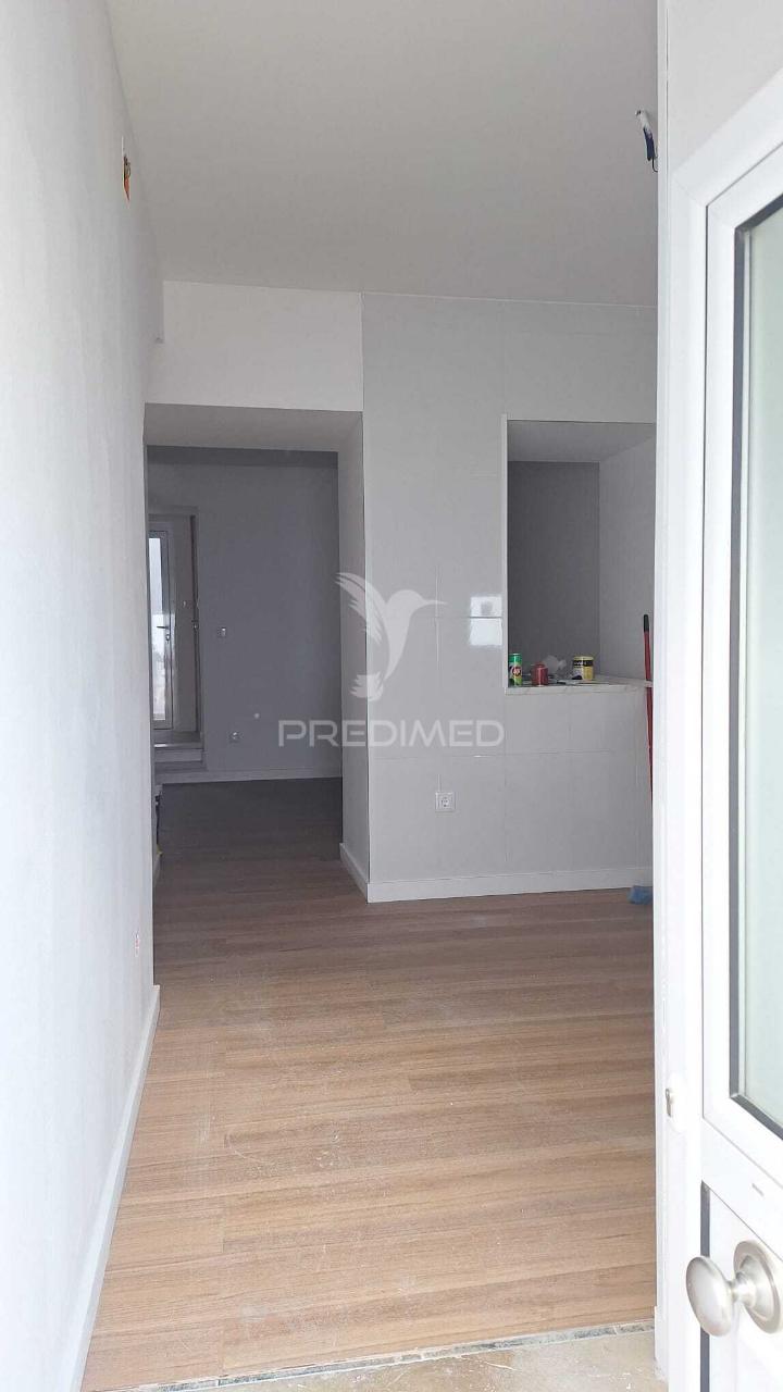 Andar de moradia totalmente remodelado em campo maior