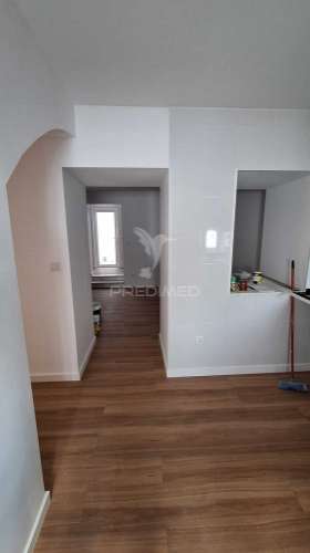 Andar de moradia totalmente remodelado em campo maior