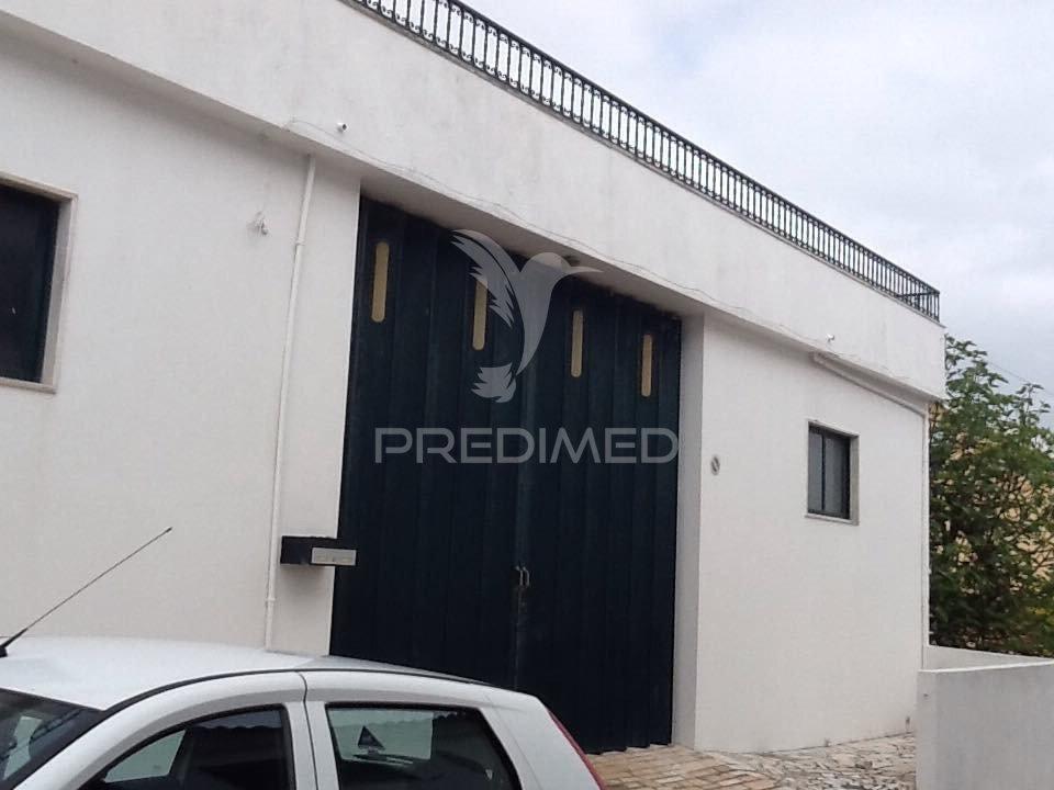 Armazém amplo, permite entrada de viaturas