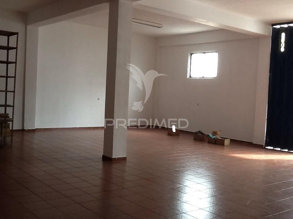 Armazém amplo, permite entrada de viaturas