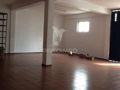 Armazém amplo, permite entrada de viaturas