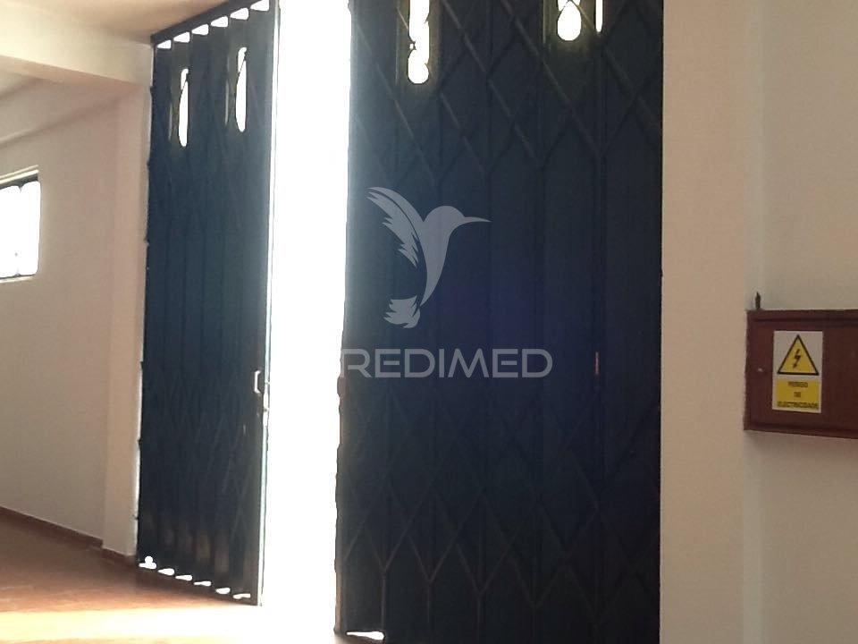 Armazém amplo, permite entrada de viaturas