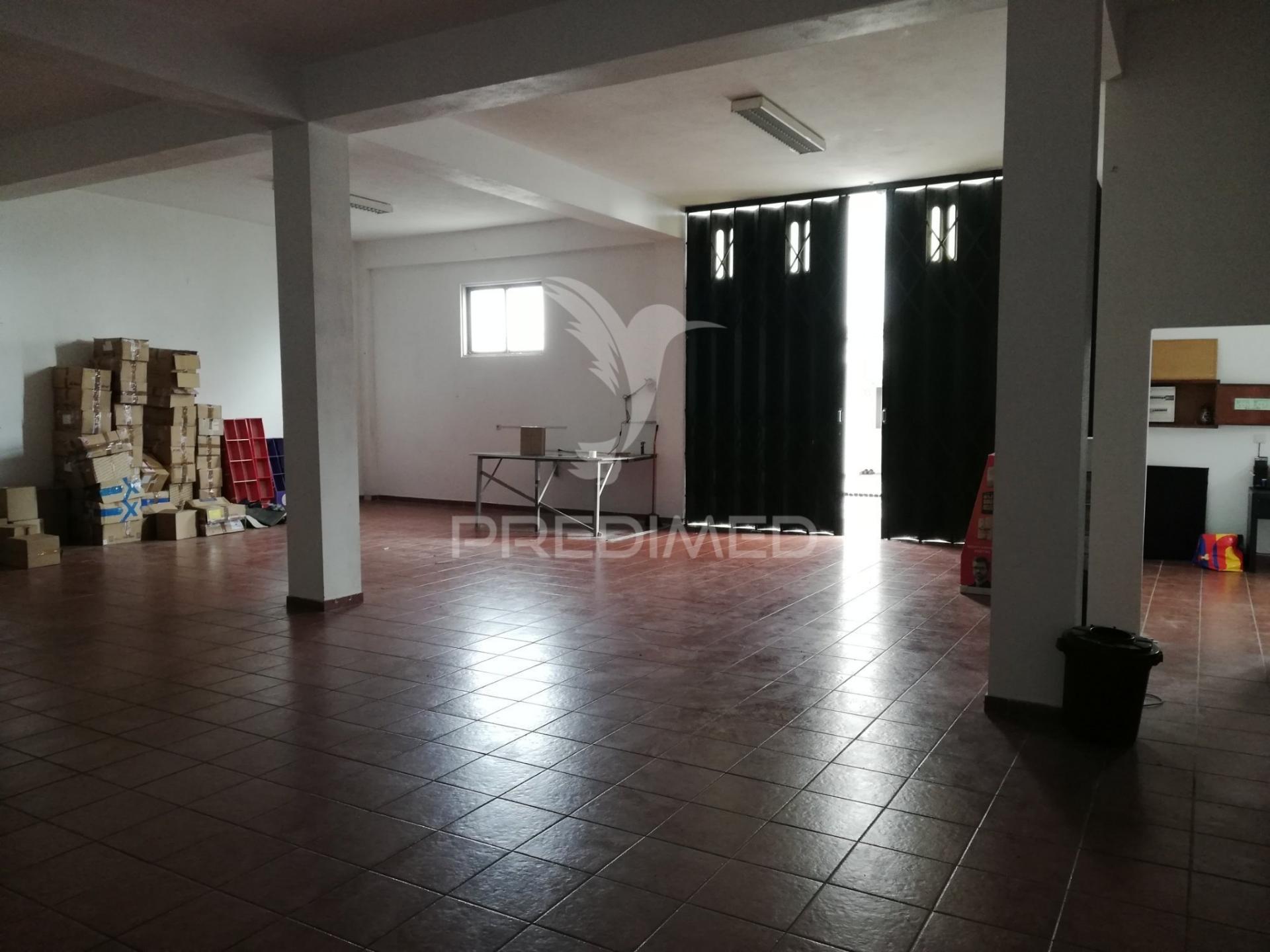 Armazém amplo, permite entrada de viaturas