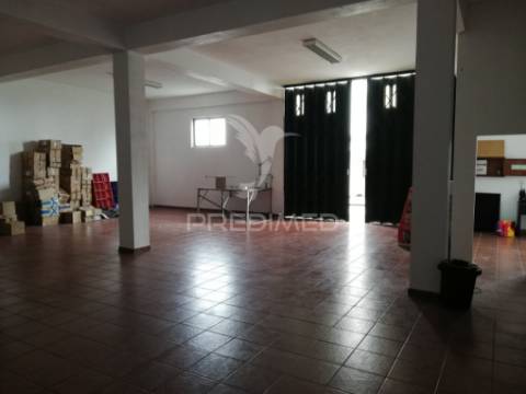 Armazém amplo, permite entrada de viaturas