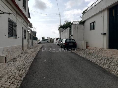 Armazém amplo, permite entrada de viaturas