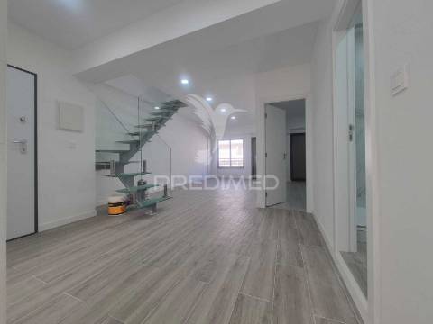 Viver o mar com elegância | duplex na costa da caparica