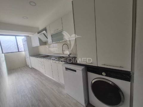 Viver o mar com elegância | duplex na costa da caparica