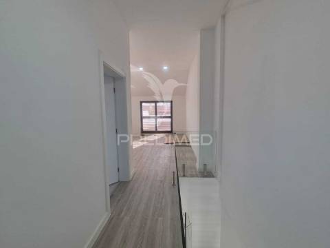 Viver o mar com elegância | duplex na costa da caparica