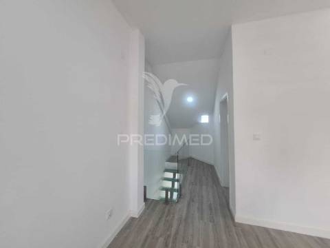 Viver o mar com elegância | duplex na costa da caparica