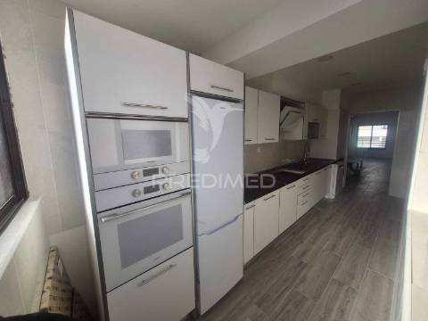 Viver o mar com elegância | duplex na costa da caparica