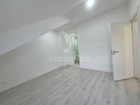 Viver o mar com elegância | duplex na costa da caparica