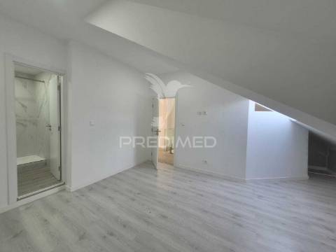 Viver o mar com elegância | duplex na costa da caparica