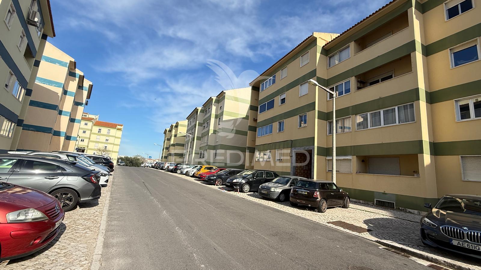 Amplo t1 remodelado com closet e open space | perto da praia e do comboio