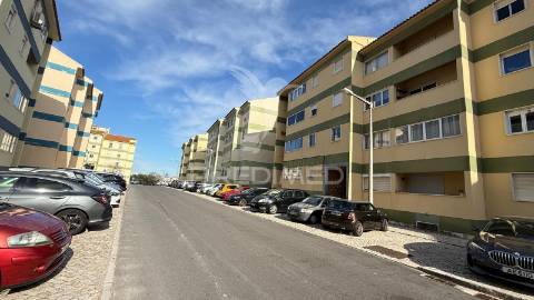 Amplo t1 remodelado com closet e open space | perto da praia e do comboio