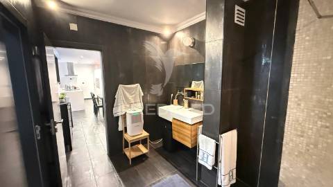 Amplo t1 remodelado com closet e open space | perto da praia e do comboio