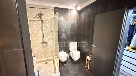 Amplo t1 remodelado com closet e open space | perto da praia e do comboio