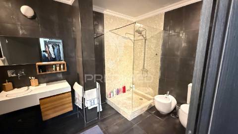 Amplo t1 remodelado com closet e open space | perto da praia e do comboio