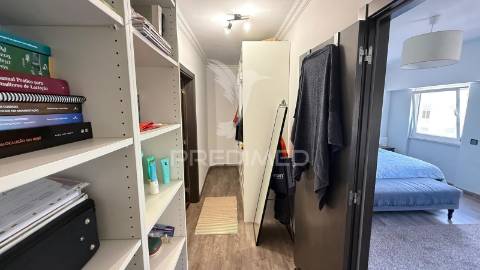 Amplo t1 remodelado com closet e open space | perto da praia e do comboio
