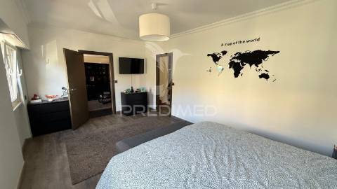 Amplo t1 remodelado com closet e open space | perto da praia e do comboio