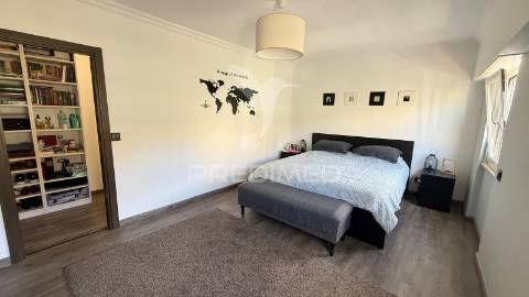 Amplo t1 remodelado com closet e open space | perto da praia e do comboio