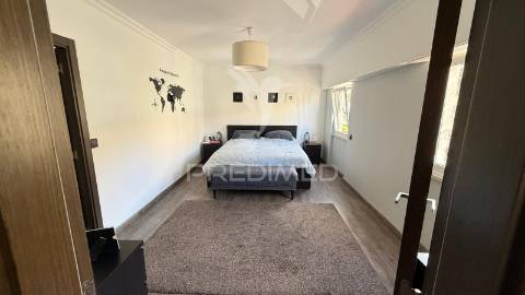 Amplo t1 remodelado com closet e open space | perto da praia e do comboio