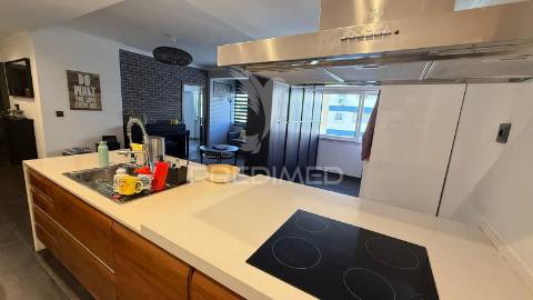 Amplo t1 remodelado com closet e open space | perto da praia e do comboio