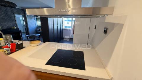 Amplo t1 remodelado com closet e open space | perto da praia e do comboio