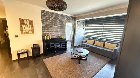 Amplo t1 remodelado com closet e open space | perto da praia e do comboio