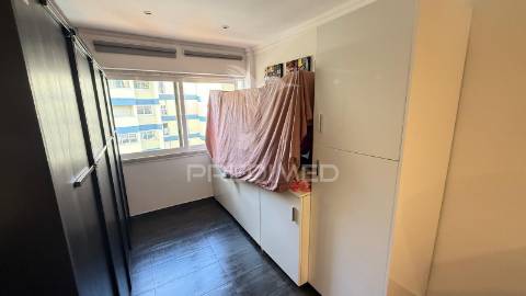 Amplo t1 remodelado com closet e open space | perto da praia e do comboio