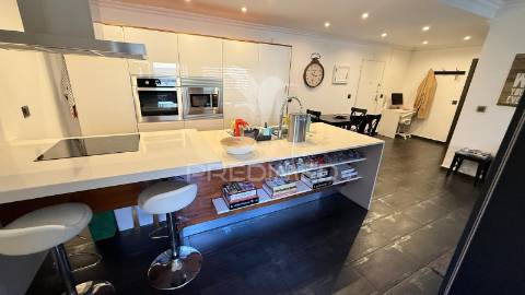 Amplo t1 remodelado com closet e open space | perto da praia e do comboio