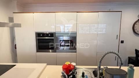 Amplo t1 remodelado com closet e open space | perto da praia e do comboio