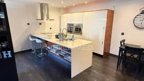 Amplo t1 remodelado com closet e open space | perto da praia e do comboio