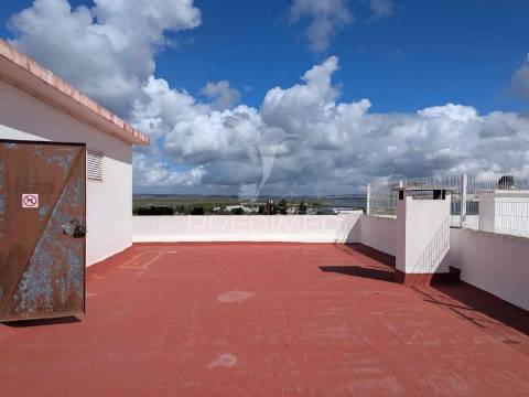 T1 espaçoso, todo equipado e mobilado, 5º andar, vista rio