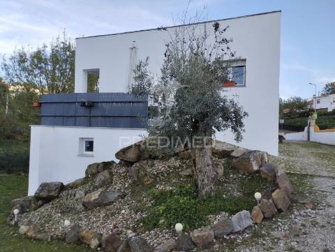 Quintinha com moradia recente