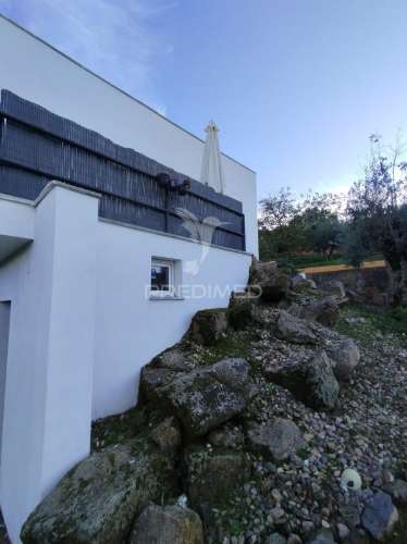 Quintinha com moradia recente