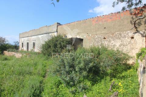 Casa antiga para renovar c/ terreno amplo