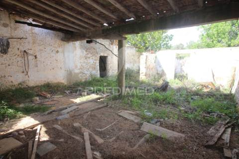 Casa antiga para renovar c/ terreno amplo